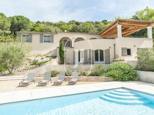 Villa avec piscine et terrasse