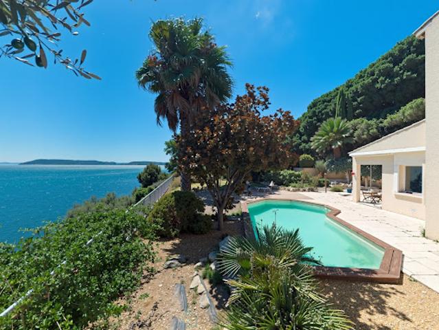 Villa avec piscine et terrasse
