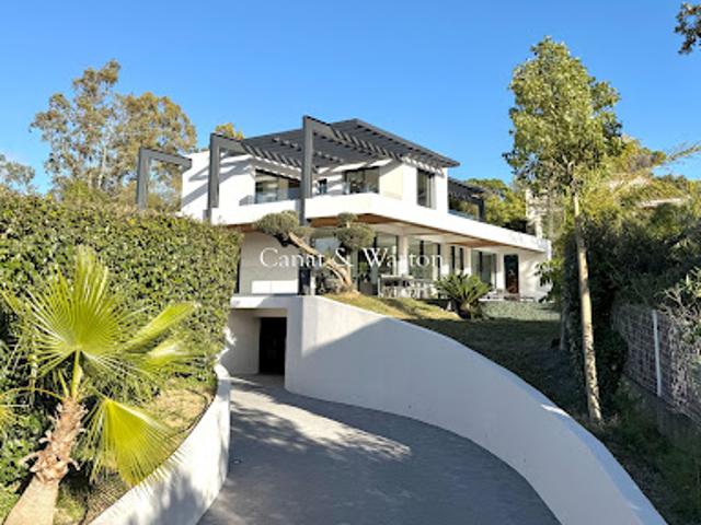 Villa avec piscine et terrasse