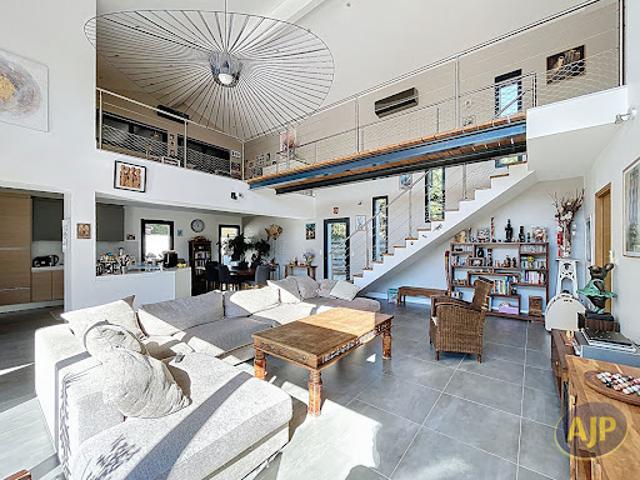 Villa avec piscine et terrasse