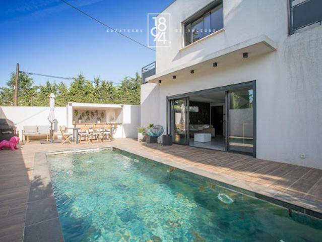 Villa avec piscine et terrasse