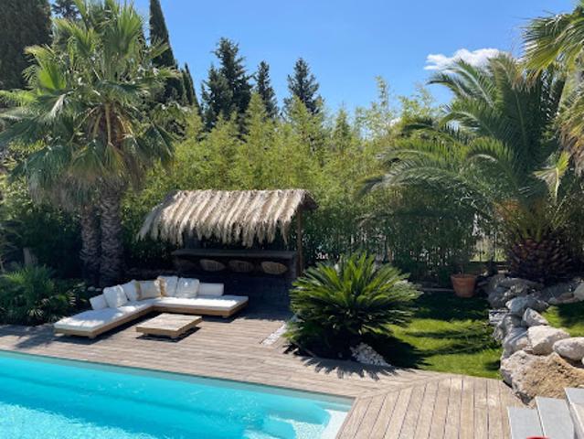 Villa avec piscine et terrasse