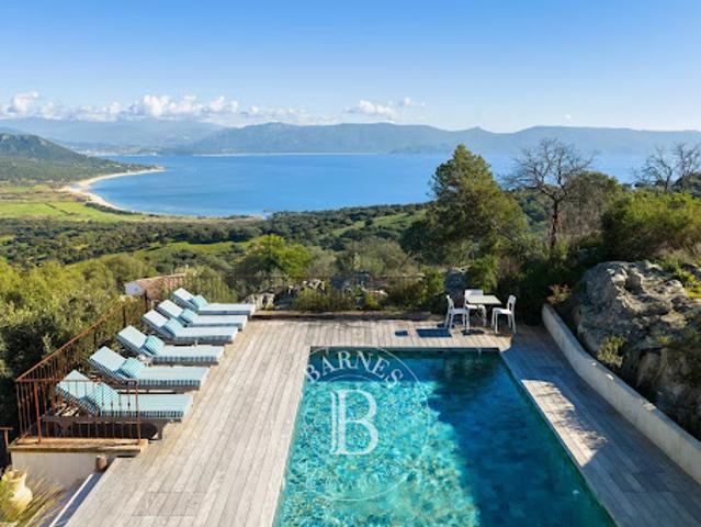 Villa avec piscine et terrasse