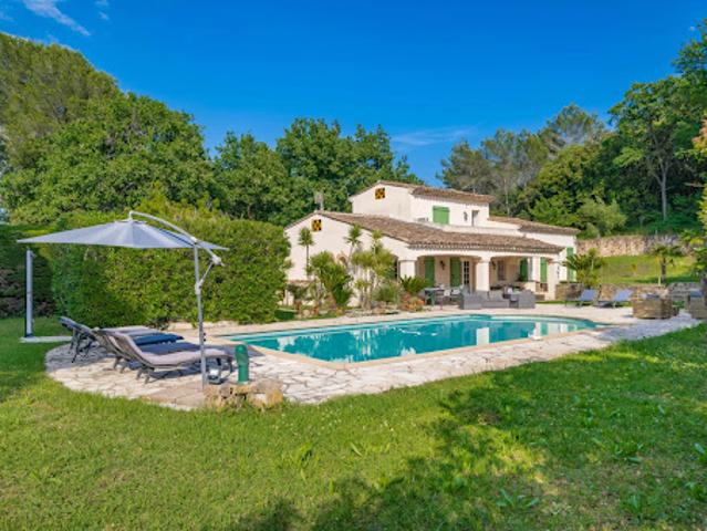 Villa avec piscine et terrasse