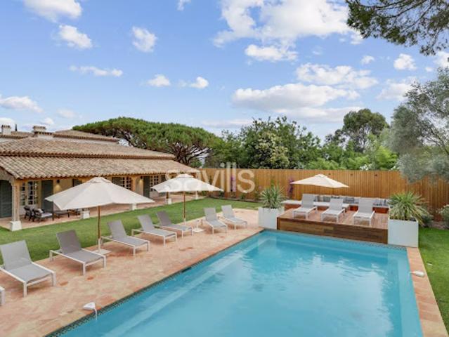 Villa avec piscine et terrasse