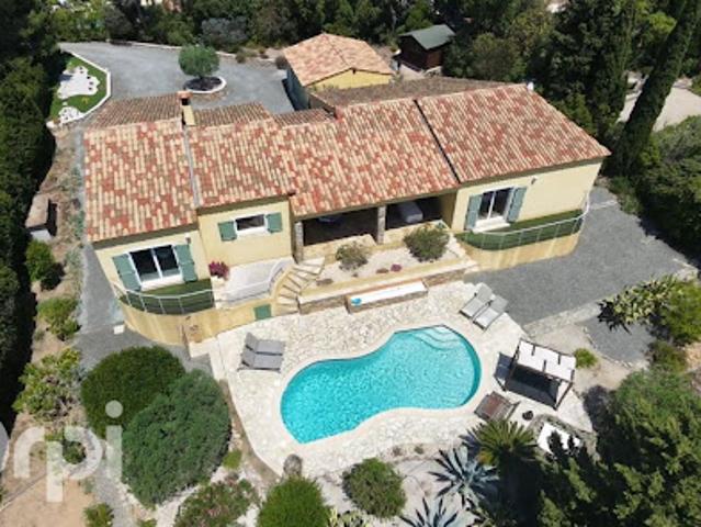 Villa avec piscine et terrasse