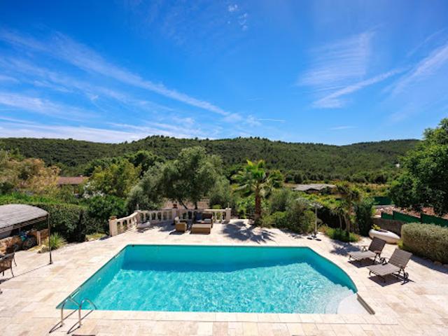Villa avec piscine et terrasse