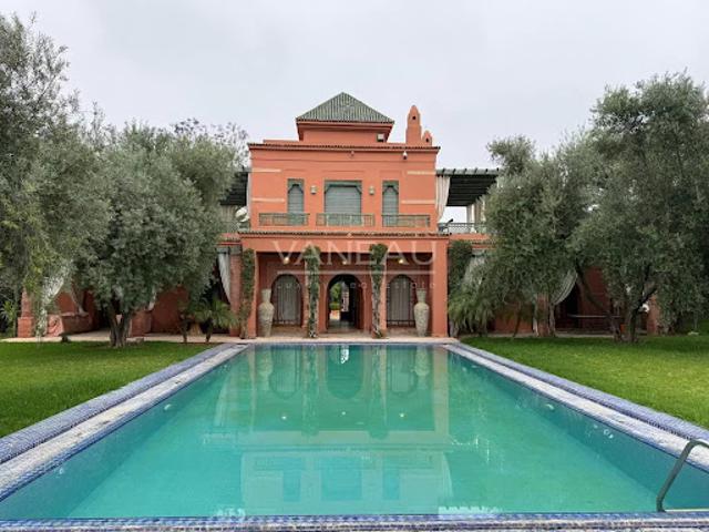 Villa avec piscine et terrasse