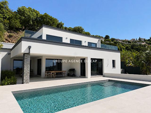 Villa avec piscine et terrasse