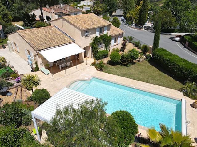 Villa avec piscine et terrasse