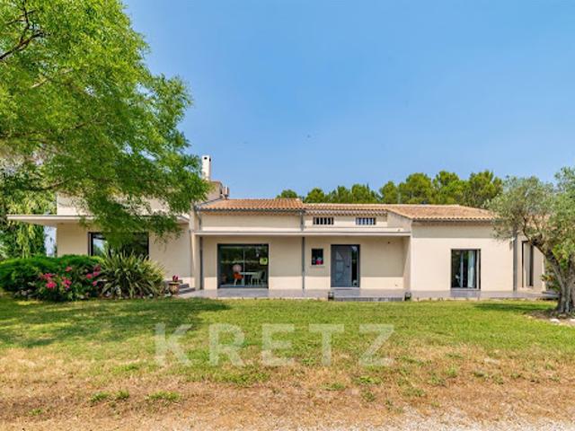 Villa avec piscine et terrasse