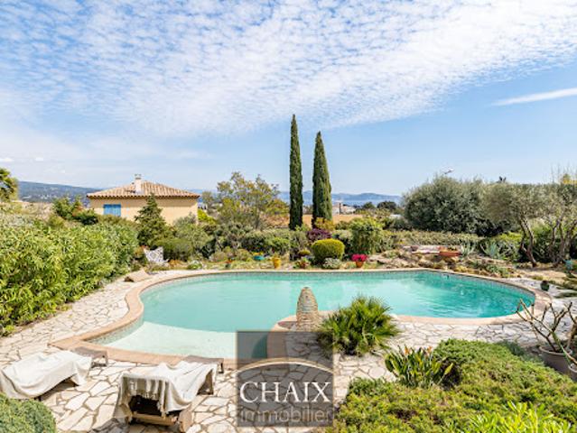 Villa avec piscine et terrasse