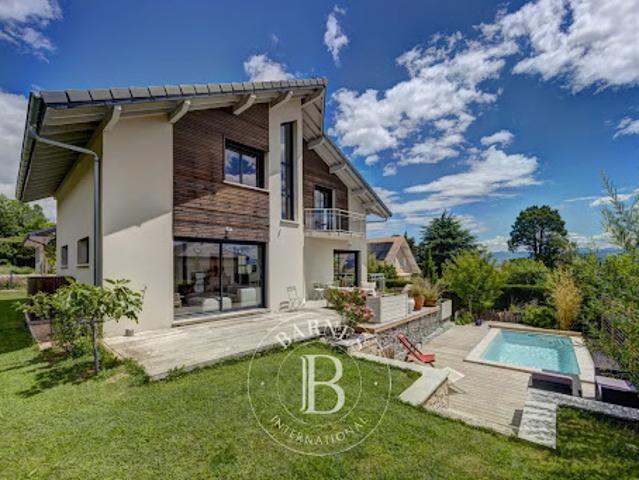 Villa avec piscine et terrasse