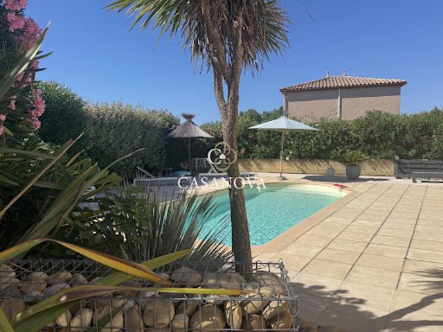 Villa avec piscine et terrasse