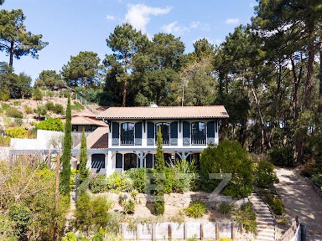 Villa avec piscine et terrasse