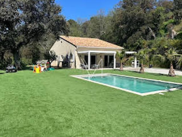 Villa avec piscine et jardin
