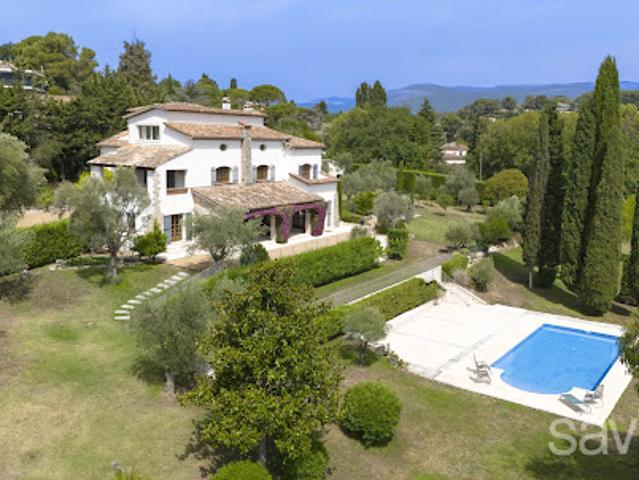 Villa avec piscine et terrasse