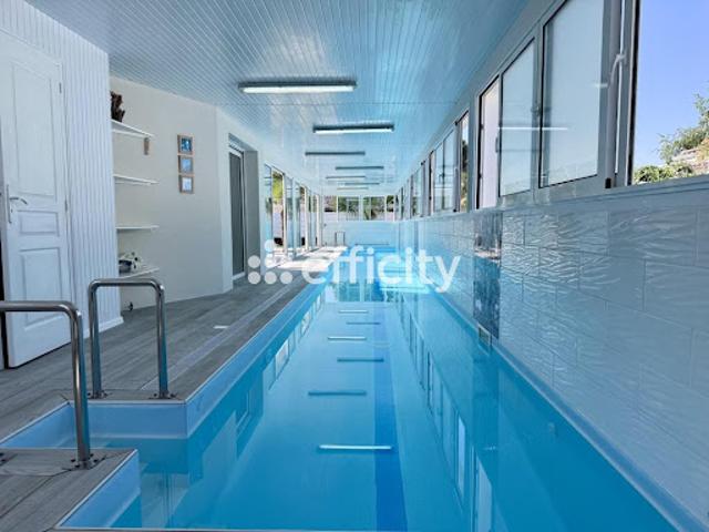 Villa avec piscine et terrasse