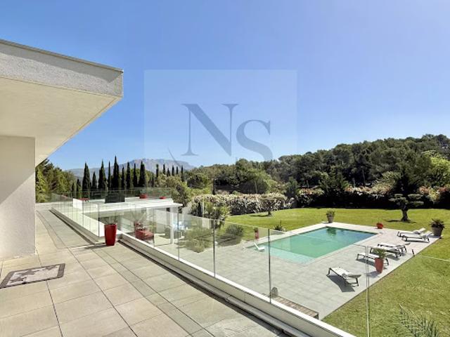 Villa avec piscine et terrasse