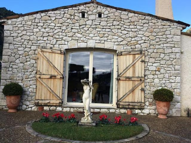 Villa avec piscine et terrasse