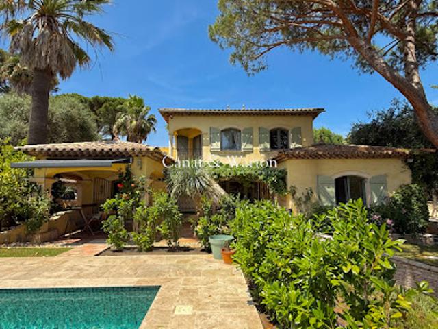Villa avec piscine et terrasse