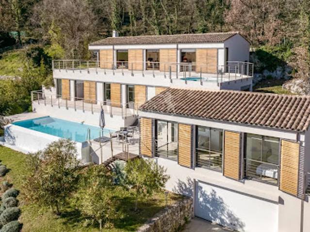 Villa avec piscine et terrasse