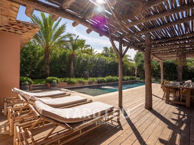 Villa avec piscine et terrasse