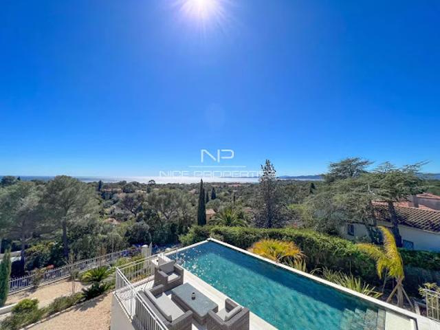 Villa avec piscine et terrasse