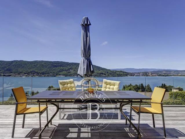 Villa avec piscine et terrasse