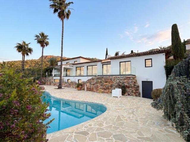 Villa avec piscine et terrasse
