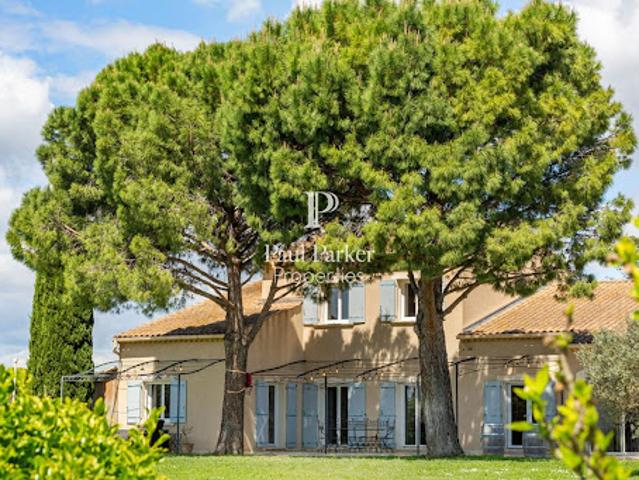 Villa avec piscine et terrasse