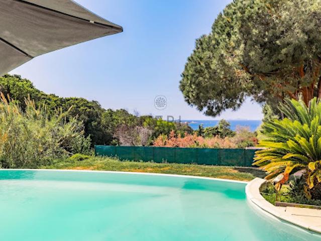 Villa avec piscine et terrasse