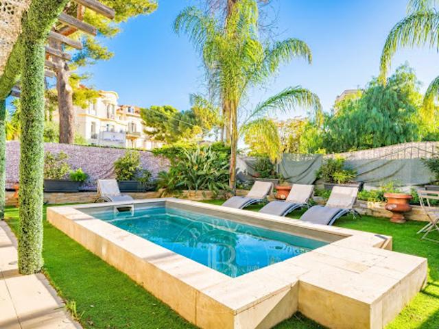 Villa avec piscine et terrasse