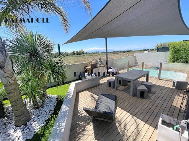 Villa avec piscine et terrasse