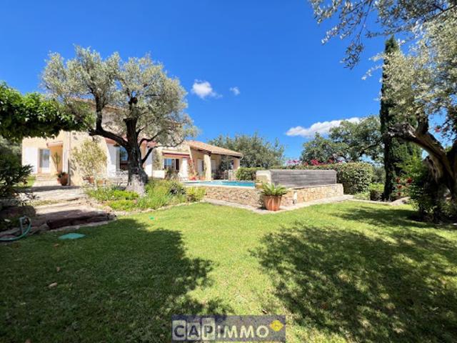 Villa avec piscine et terrasse