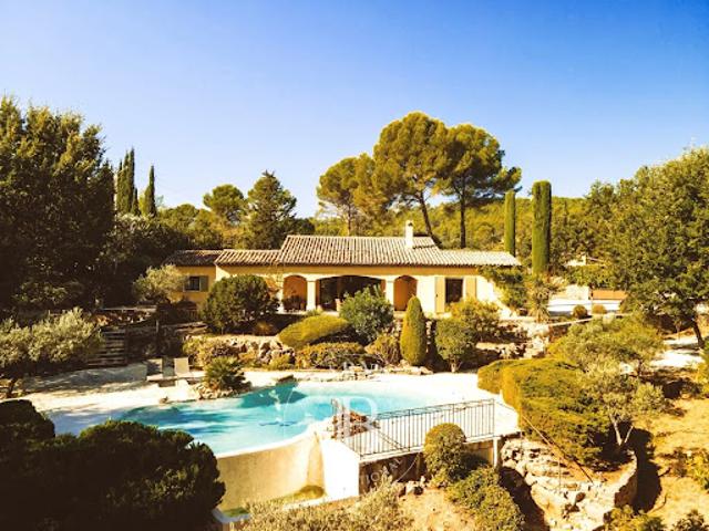 Villa avec piscine et terrasse
