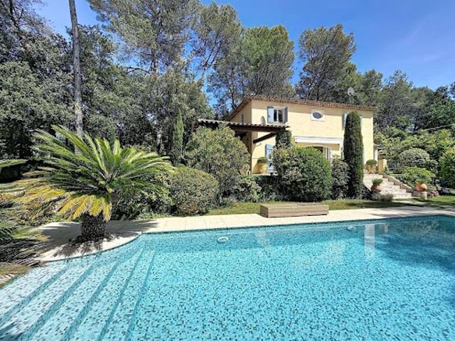 Villa avec piscine et terrasse