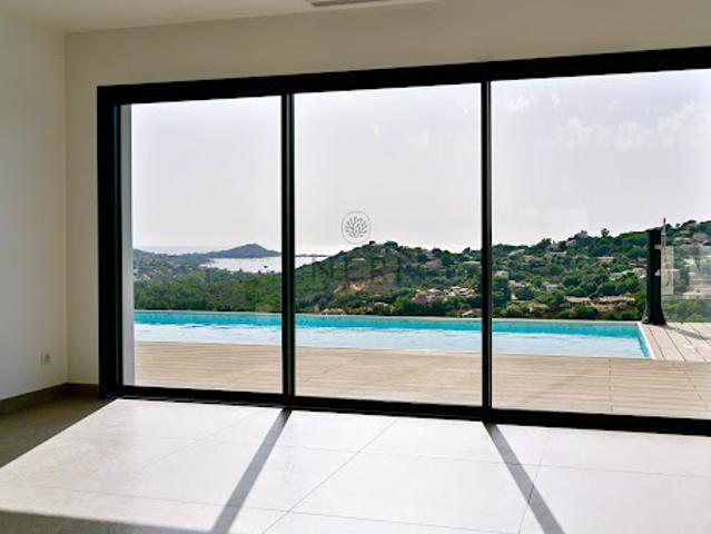 Villa avec piscine et terrasse
