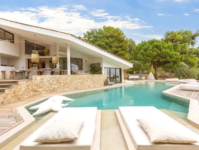 Villa avec piscine et terrasse