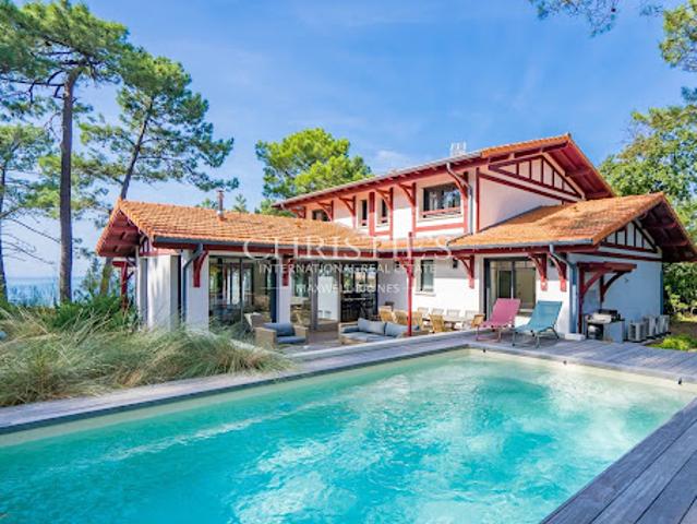 Villa avec piscine et terrasse