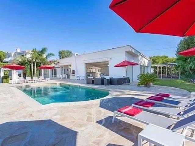 Villa avec piscine et terrasse
