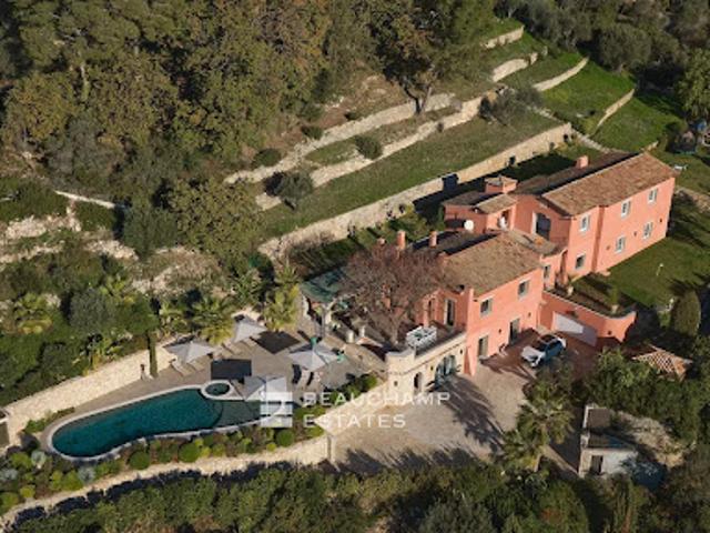 Villa avec piscine et terrasse