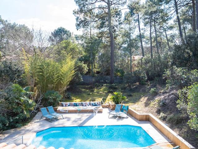Villa avec piscine et terrasse