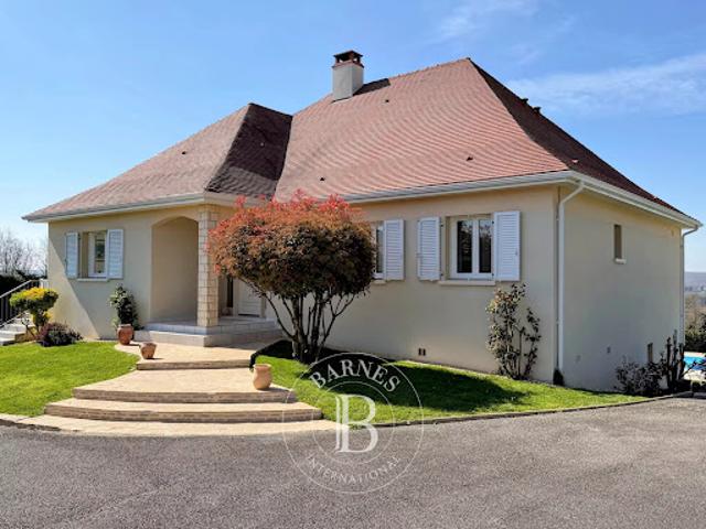 Villa avec piscine et terrasse