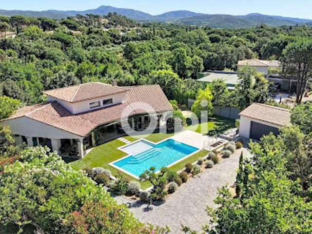 Villa avec piscine et terrasse