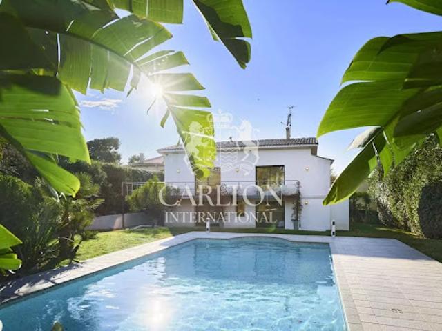 Villa avec piscine et terrasse