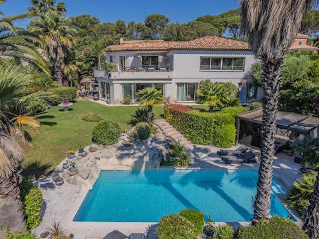Villa avec piscine et terrasse