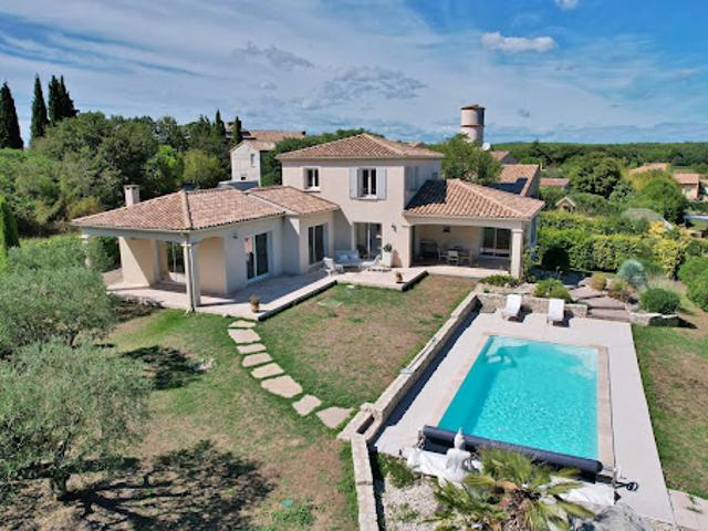 Villa avec piscine et terrasse
