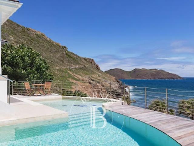 Villa avec piscine et terrasse