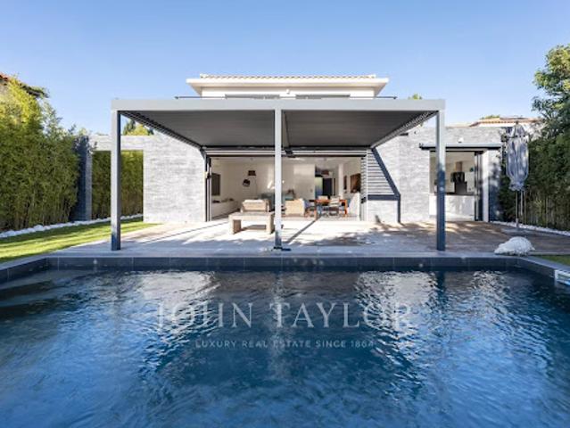 Villa avec piscine et terrasse